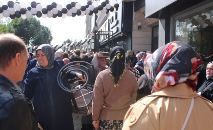 Aydın’da ’İndirim’ İzdihamı: Açılışta Can Pazarı! Ezilen ve Fenalaşanlar Hastaneye Kaldırıldı