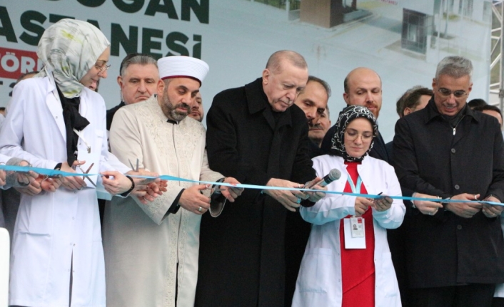 Cumhurbaşkanı Erdoğan'dan Rize'de Kritik Mesajlar: "Etrafımızda Füzeler Uçuşuyor, Muhalefetin Umurunda Değil"