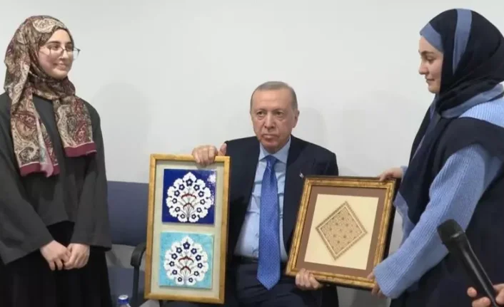 Cumhurbaşkanı Erdoğan’dan İlahiyat Öğrencilerine Sürpriz Ziyaret: "Alkışlanacak Bir Süreçtesiniz"