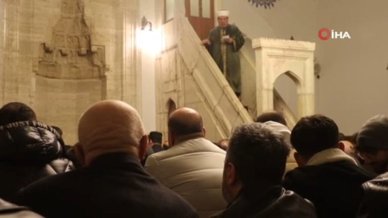 Sivas'ta Yağmura Rağmen Bayram Coşkusu: 4 Asırlık Kale Camii’nde Saf Tuttular