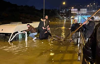 Kuşadası’nda Sel Felaketi: 20 Yolcu Minibüste Mahsur Kaldı! Can Pazarı