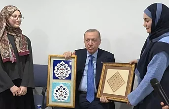 Cumhurbaşkanı Erdoğan’dan İlahiyat Öğrencilerine Sürpriz Ziyaret: "Alkışlanacak Bir Süreçtesiniz"