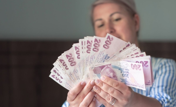 Emekliye Bayram Müjdesi: Maaş ve İkramiye Ödemeleri Bugün Başladı!