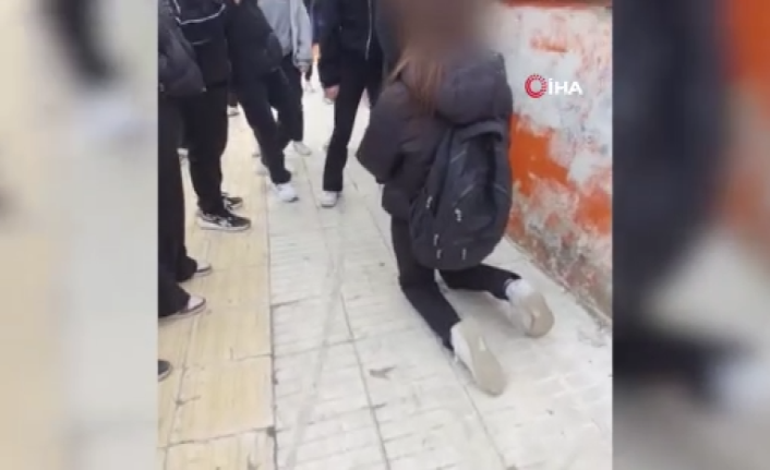 Okul Çıkışında Diz Çöktürüp Özür Dilettiler!